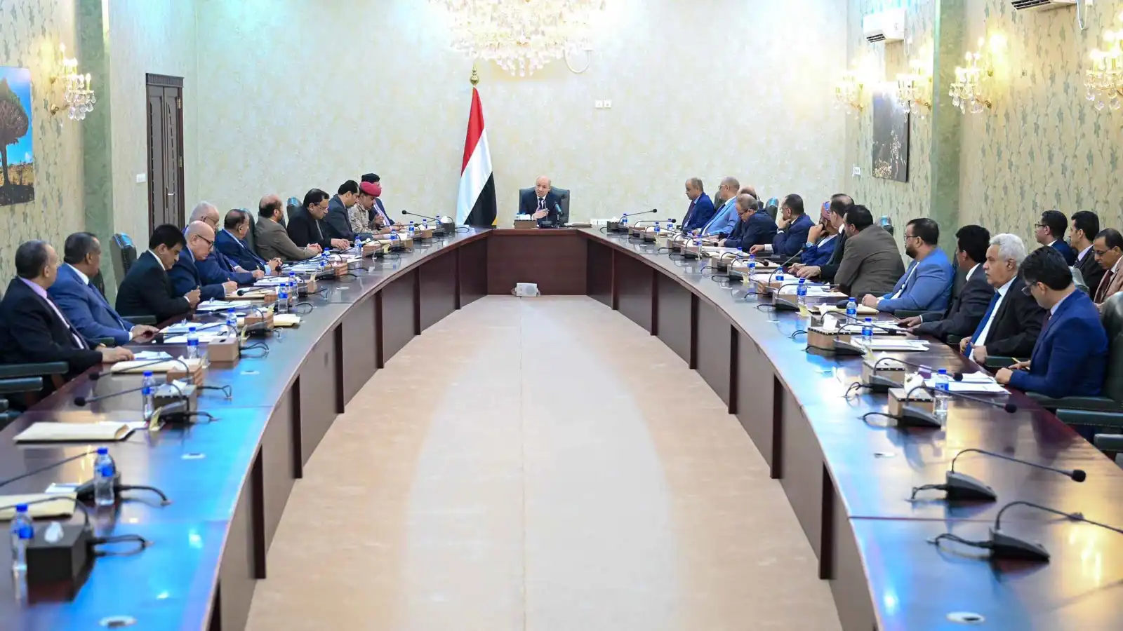 "انقلاب صامت".. أزمة شراكة تعصف بمجلس القيادة اليمني