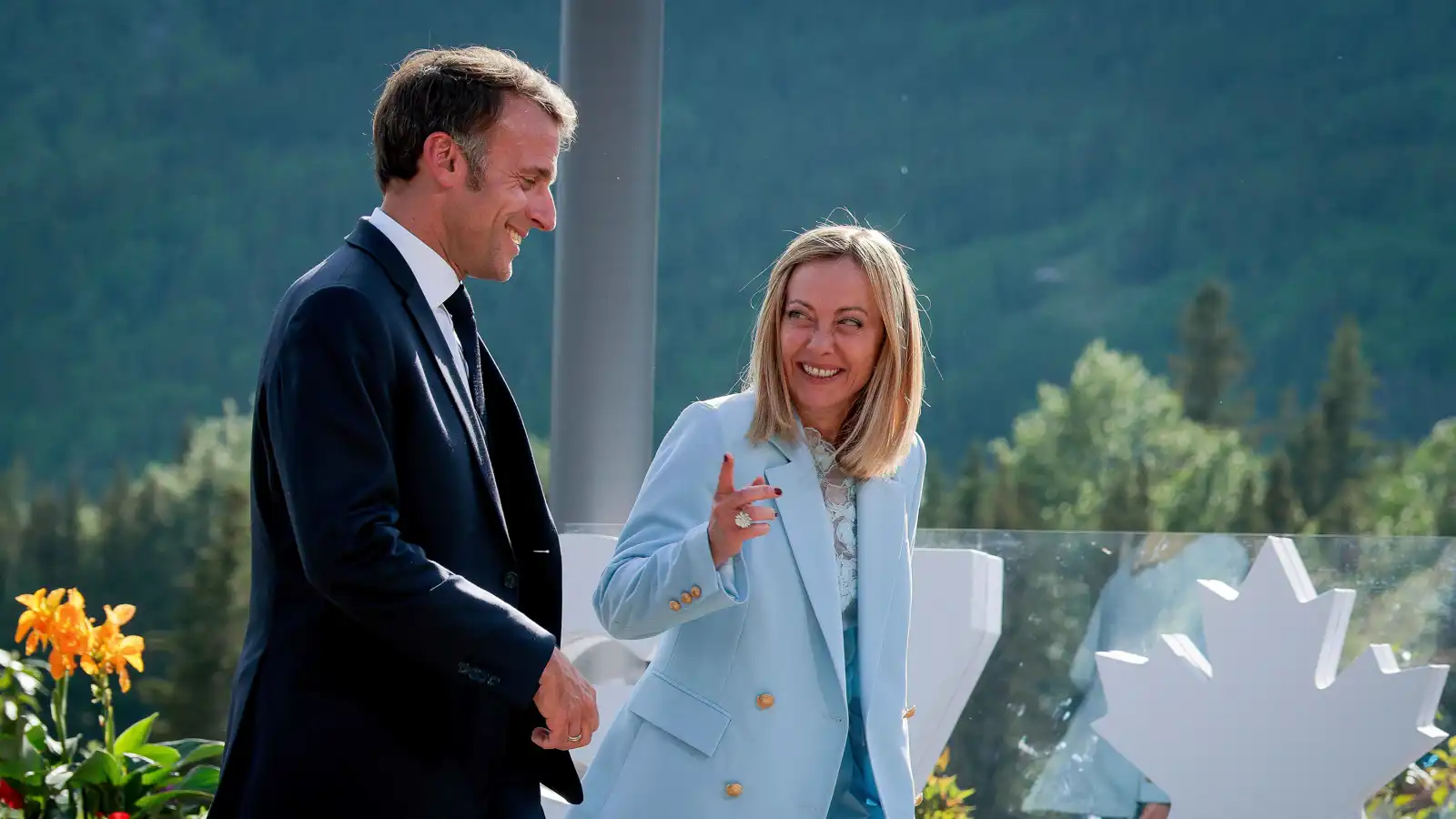 ماكرون وميلوني في مواجهة بروكسل.. الانقسام الأوروبي "هدية" للكرملين