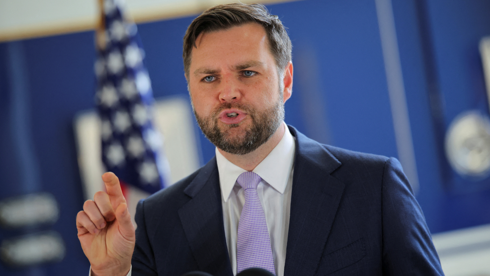 فانس يحذر من إغلاق الحكومة ويحمل الديمقراطيين المسؤولية