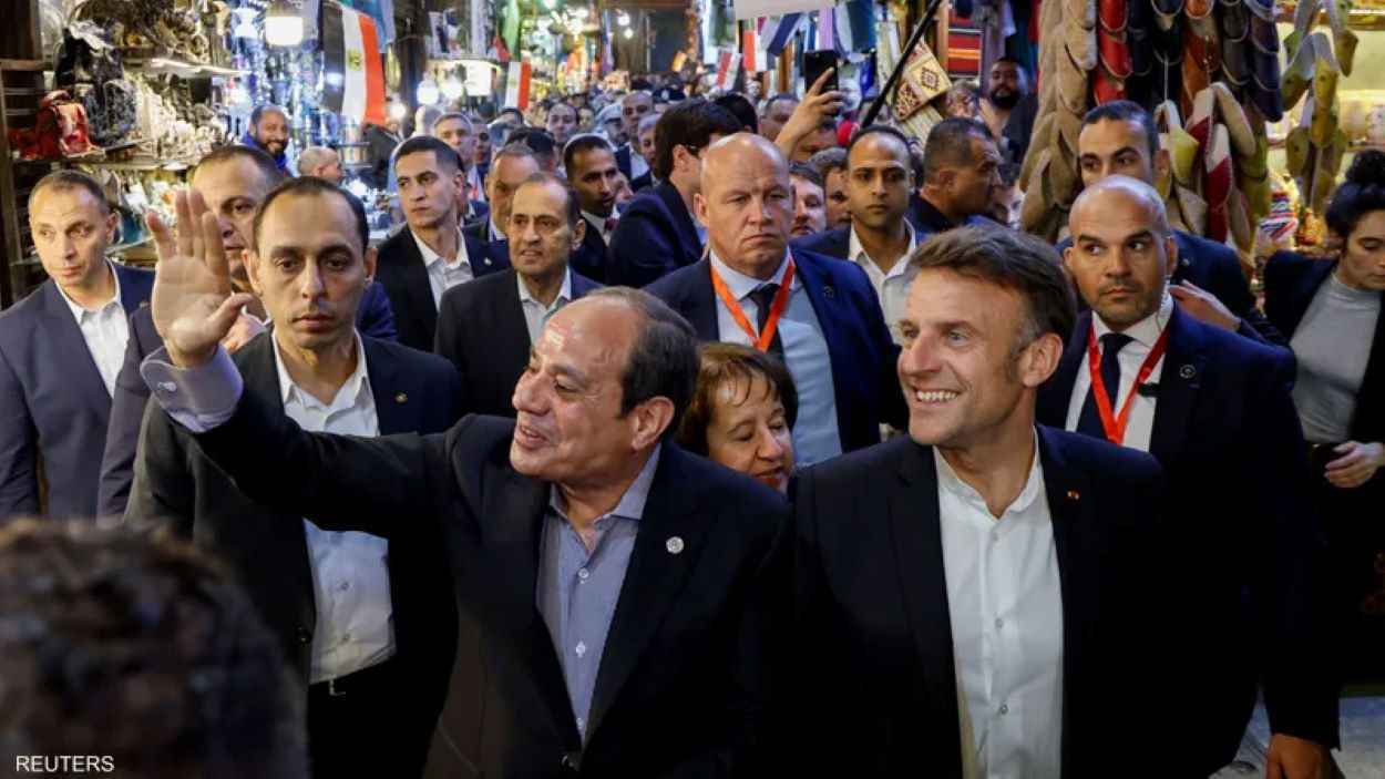 ماكرون ضيف المائدة المصرية.. عشاء "خان الخليلي" يخطف الأنظار العالمية (فيديو)