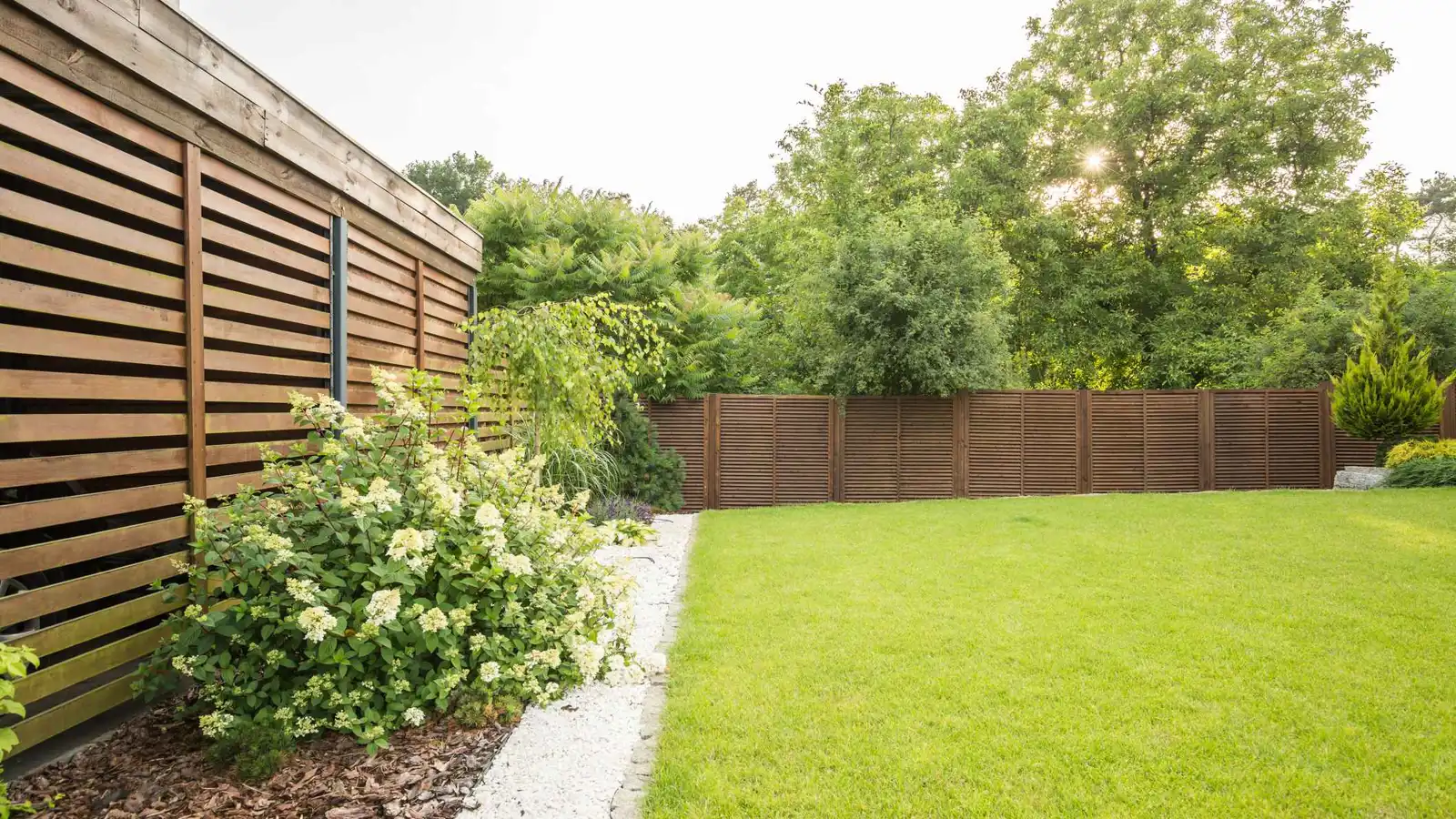 رجل يعترف بقتل والديه ودفنهما في حديقة المنزل