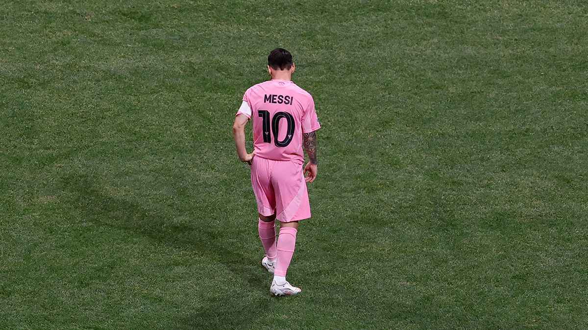 جعلته ينتفض في المدرجات.. من هي الحكمة التي فجرت غضب ميسي؟ (فيديو)