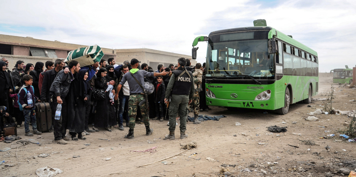 إجلاء أول دفعة من المقاتلين والمدنيين من جنوب الغوطة الشرقية