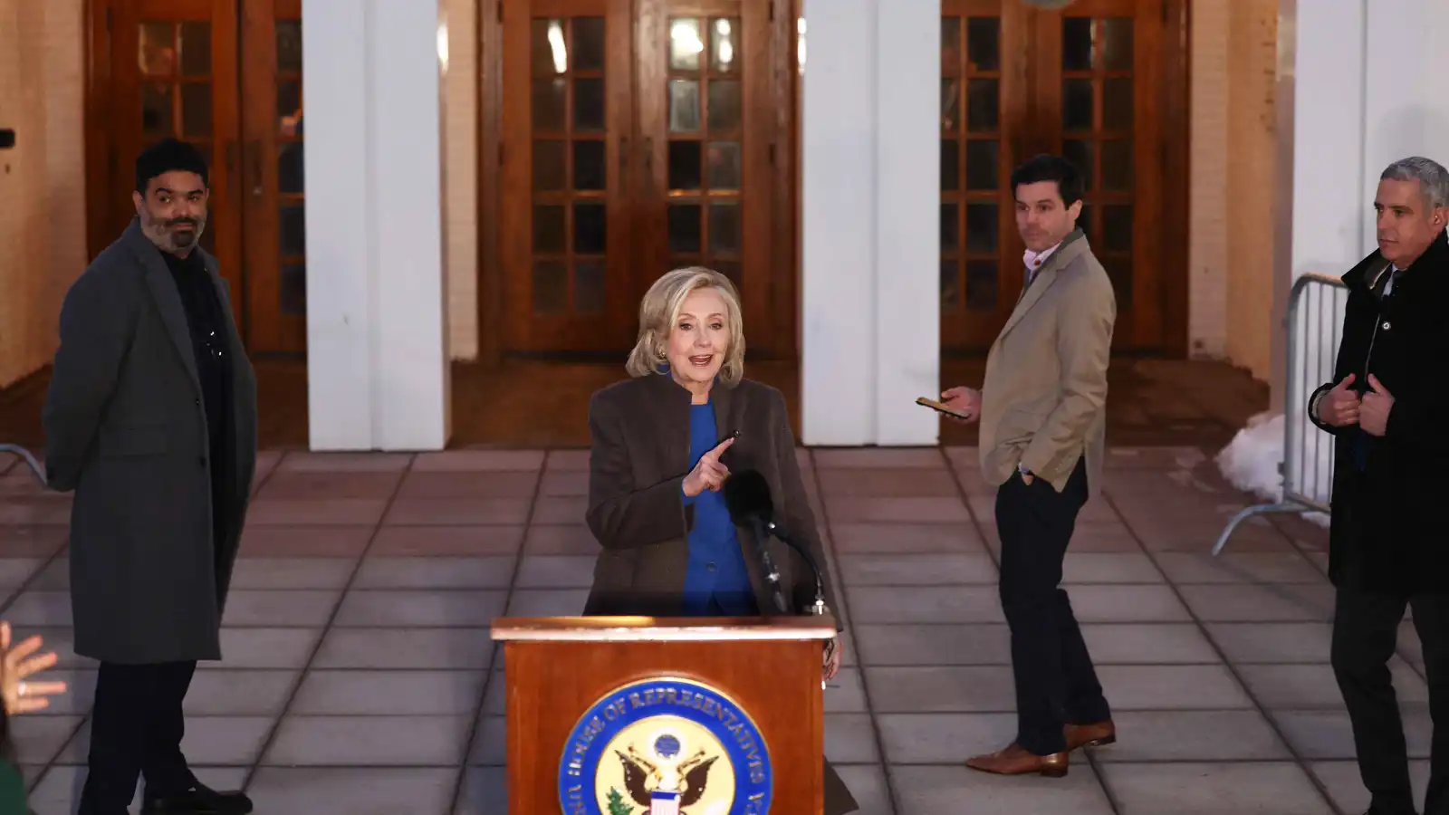 هيلاري كلينتون تفجر مفاجأة حول علاقتها بجزيرة إبستين وتحرج ترامب