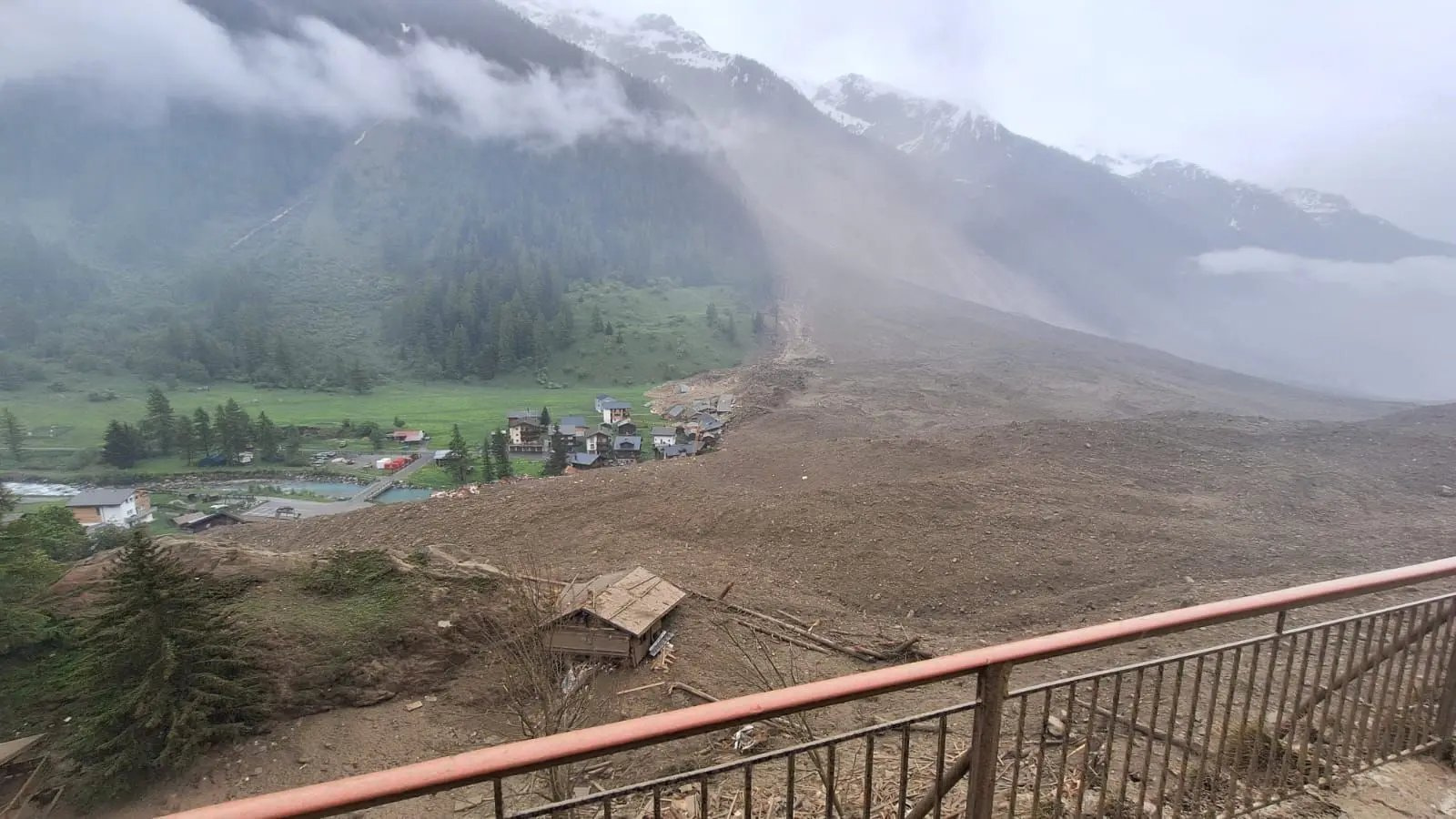 انهيار جليدي يدمر قرية "بلاتن" في سويسرا (فيديو)