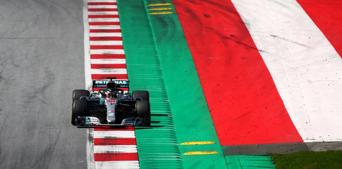 هاميلتون يشعر بأن "يد الرب" تحرسه