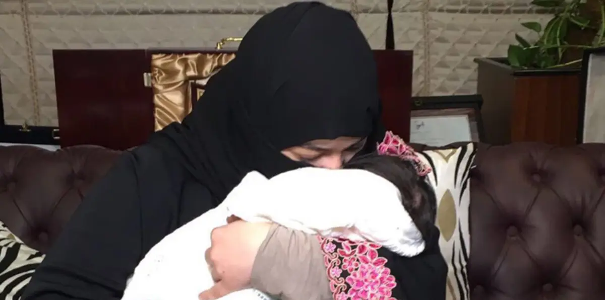 ختام فصول قصة مؤثرة.. الرضيعة "المعذّبة" في السعودية تعود لحضن أمها (صور وفيديو)