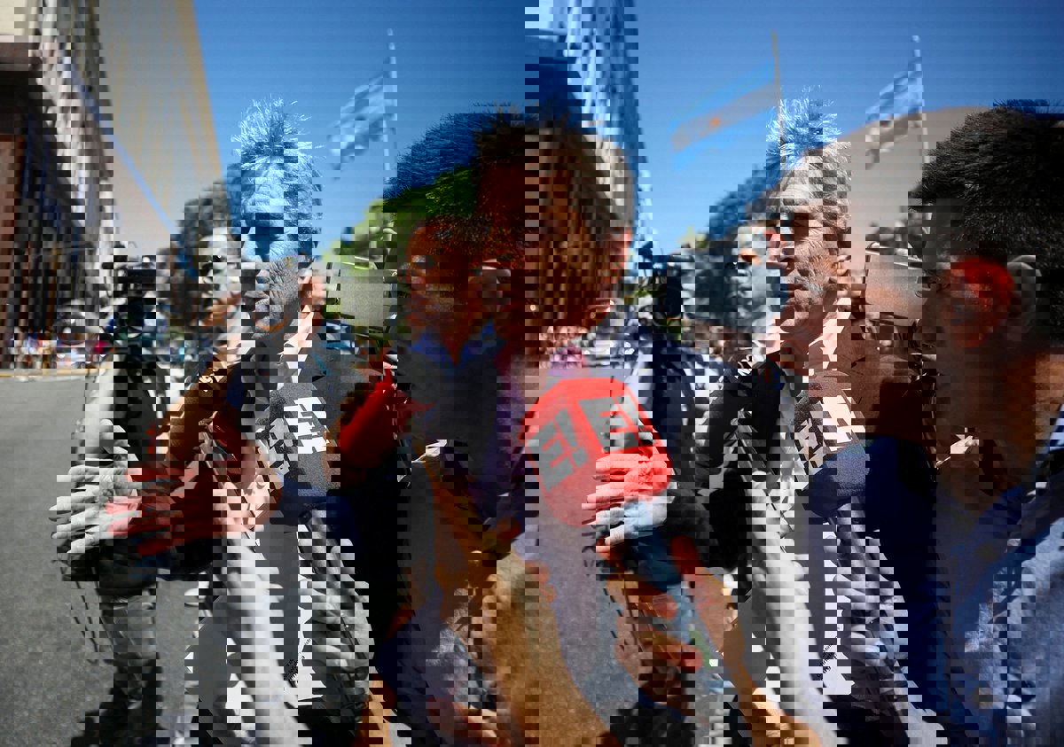 الأرجنتين "تشد الحزام" وتخفض قيمة عملتها إلى النصف