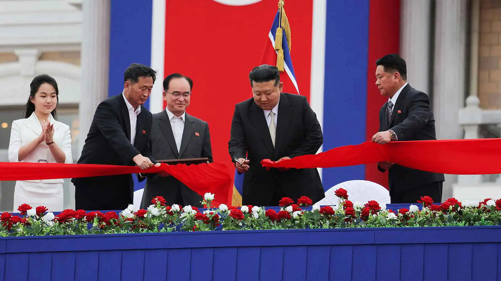 كيم جونغ أون يفتتح مشروعا سياحيا