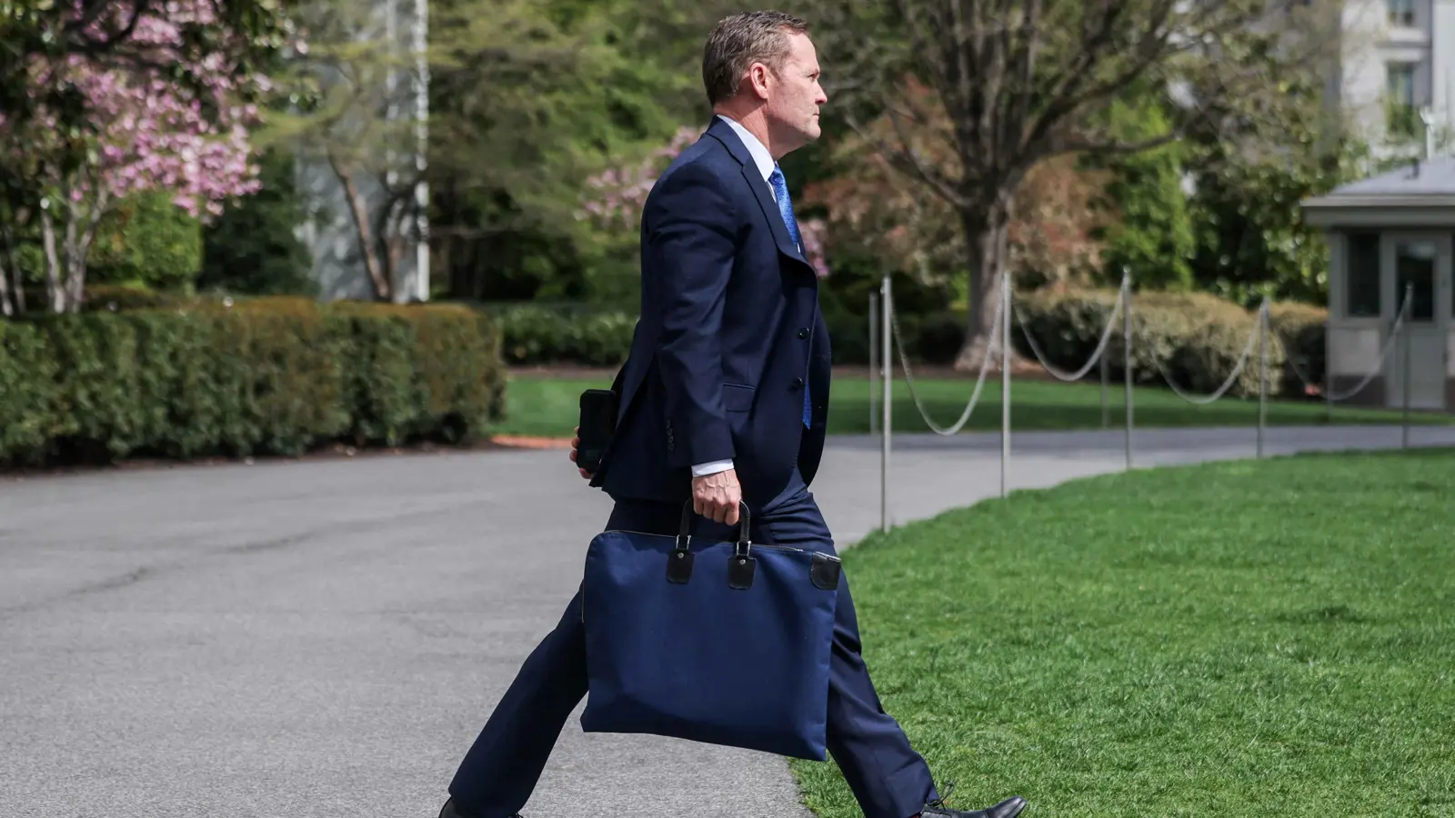 مصادر: مايك والتز "أجبر" على ترك منصبه