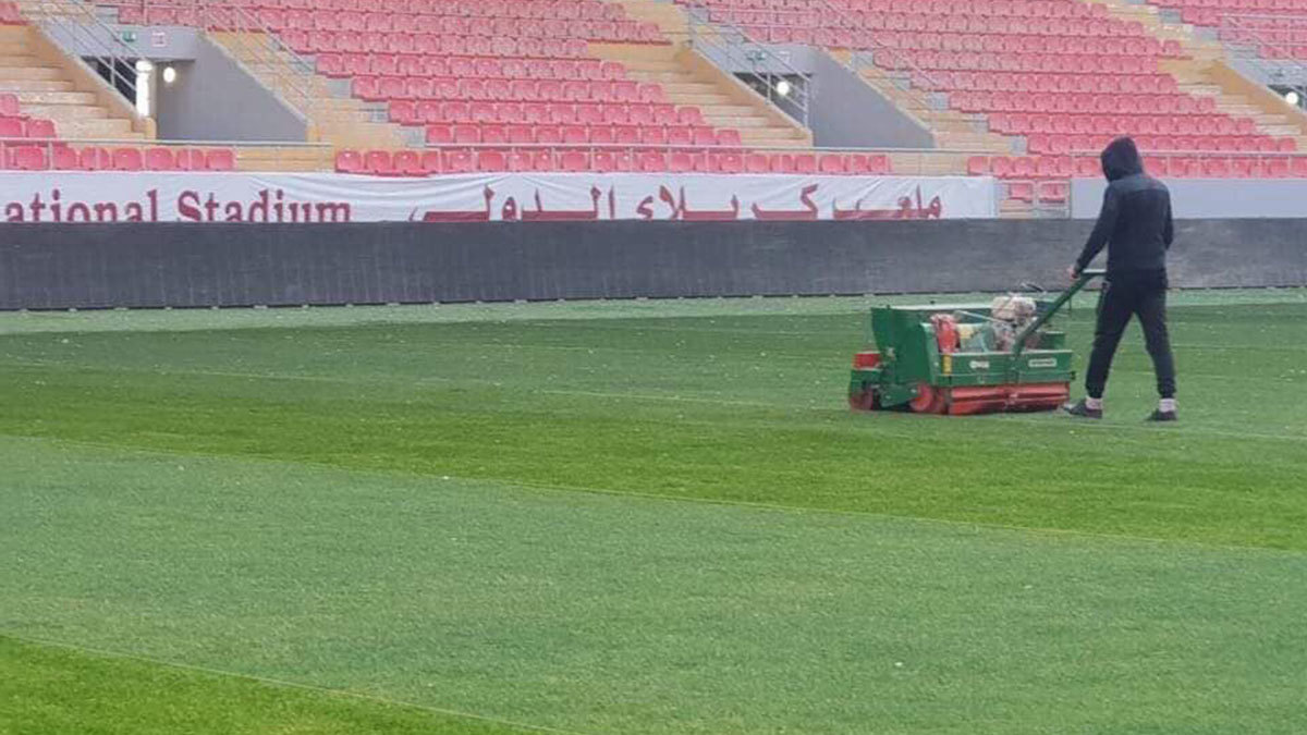 مع انطلاق الدوري العراقي.. فضلات الطيور تغطي مقاعد مدرجات ملعب كربلاء الدولي (فيديو)