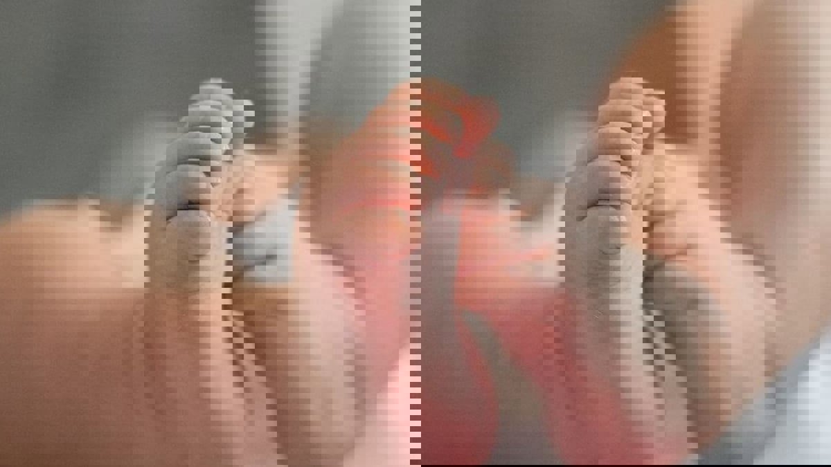 القبض على عراقي حاول بيع طفله 