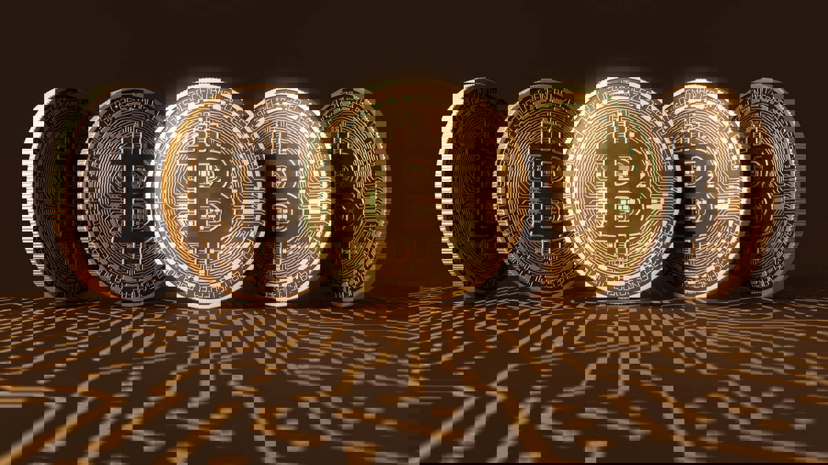 تقرير: بيتكوين تصبح العملة رقم 13 في العالم