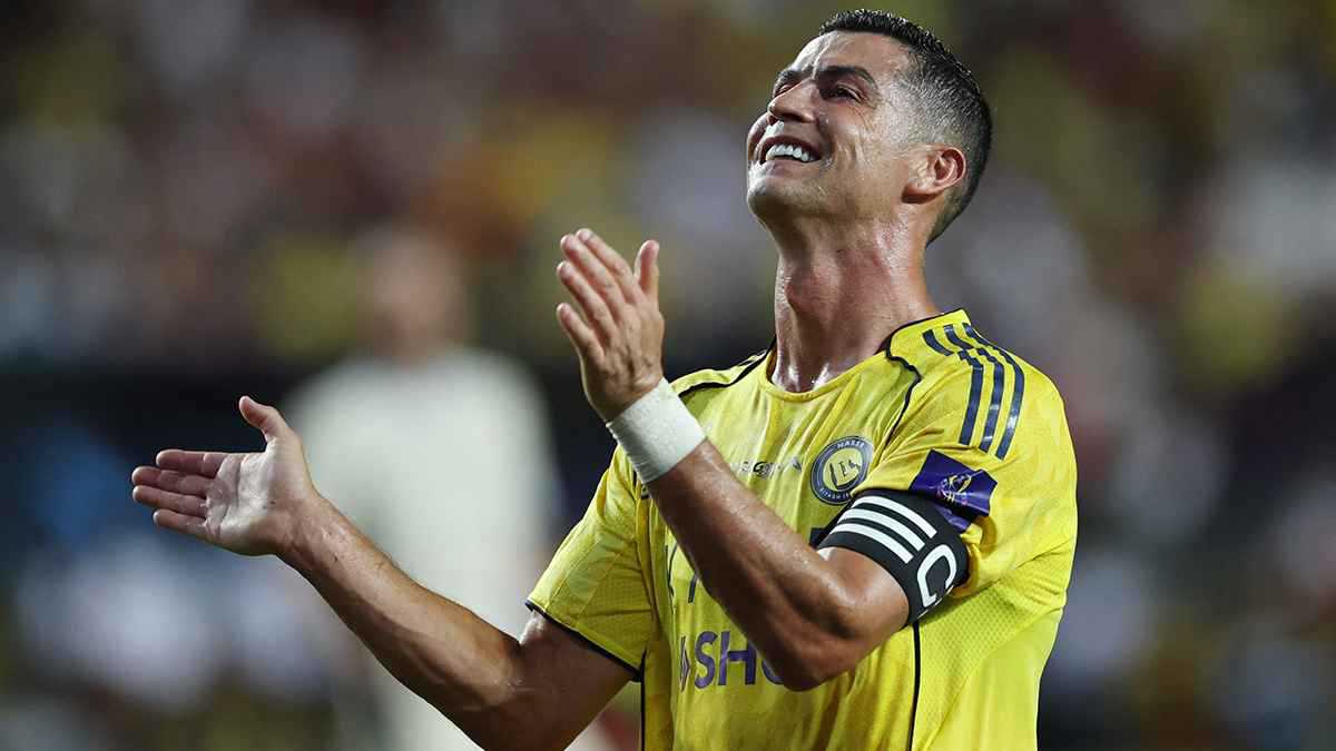 وضع نفسه في الثلج.. كريستيانو رونالدو يستعد لمواجهة الأهلي السعودي (صورة)