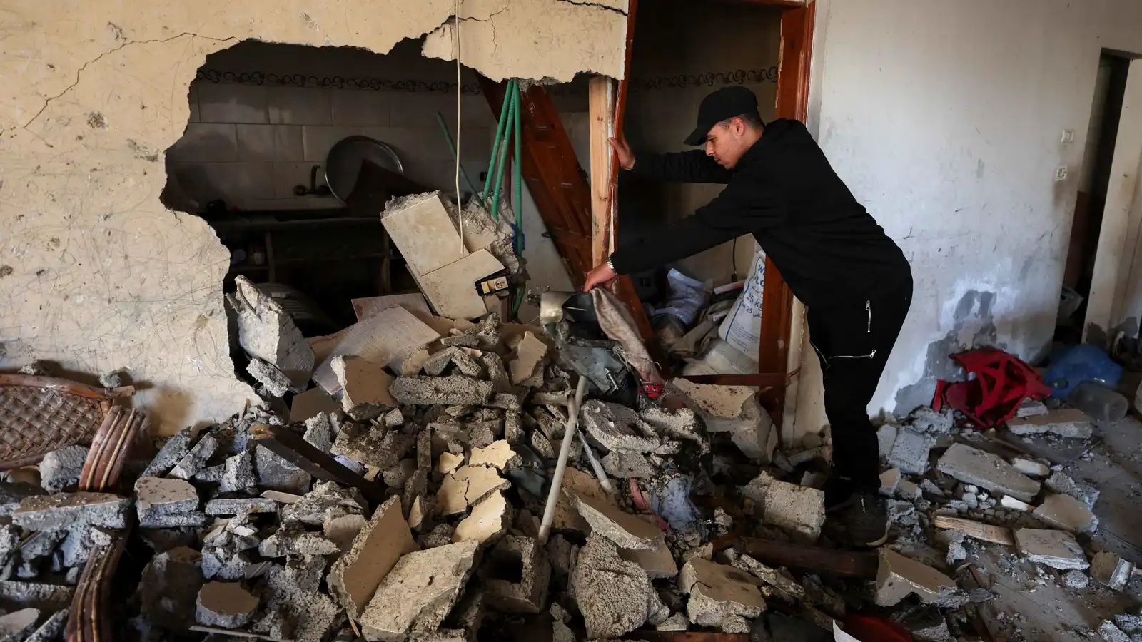 قصف إسرائيلي واستهداف منازل شرق مدينة غزة