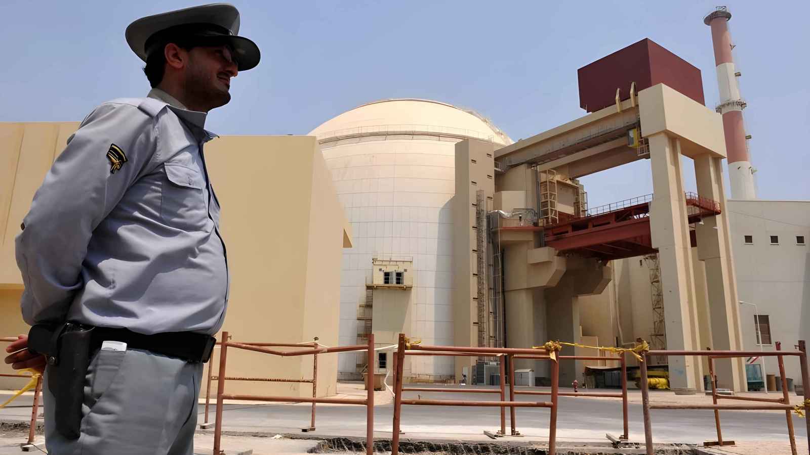 نائب إيراني يهدد بانسحاب طهران من معاهدة للأسلحة النووية