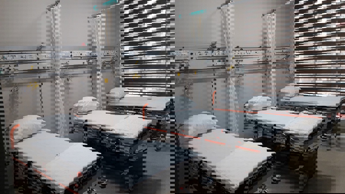 مريض يشعل النار في سريره داخل المستشفى لسبب غريب