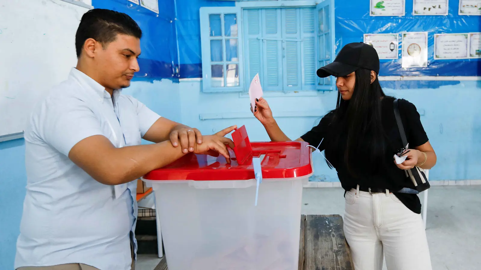 الانتخابات التونسية.. تسجيل نسب إقبال متوسطة وخروقات للصمت الانتخابي