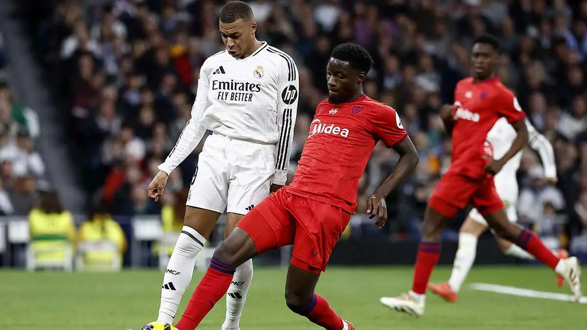 "شورت" أسفل السُرة.. كيف فعل مبابي وضع "رونالدو الظاهرة"؟ (صور)