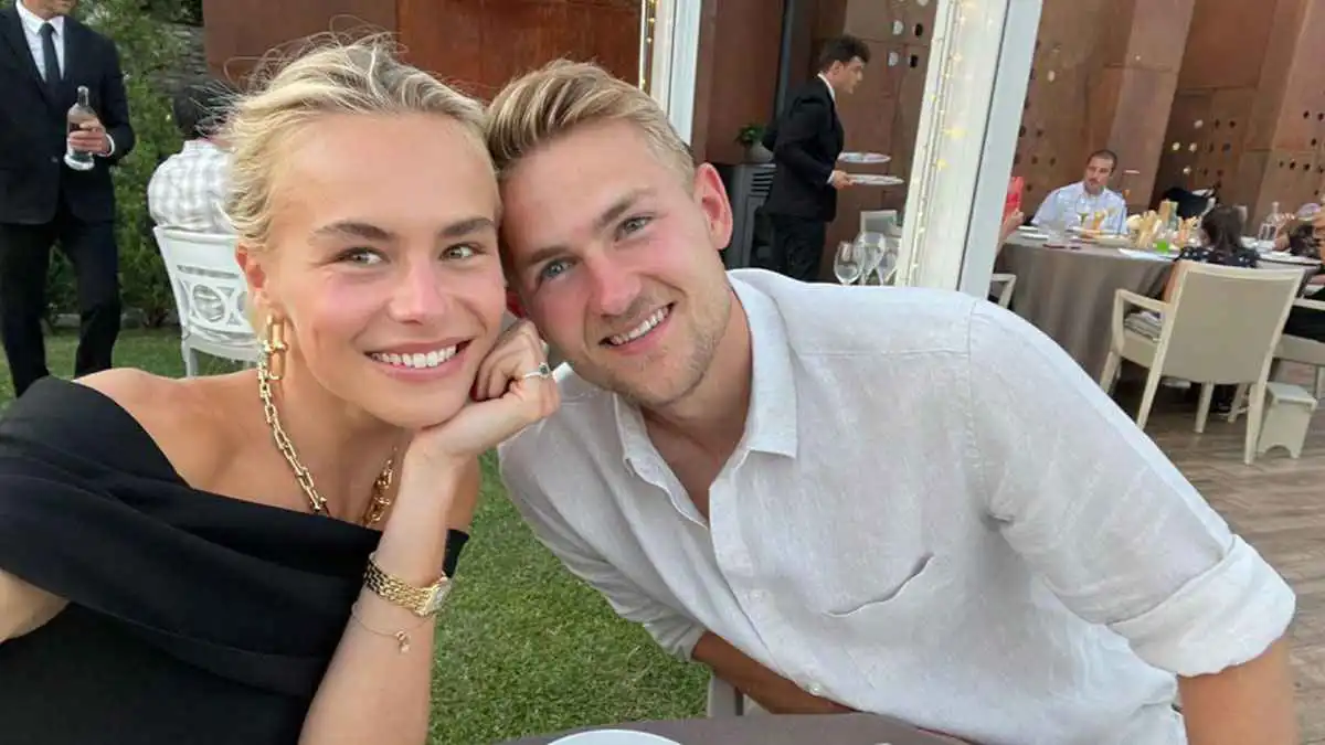 "نمط الحياة الروحاني" يفسد علاقة نجم مانشستر يونايتد وزوجته