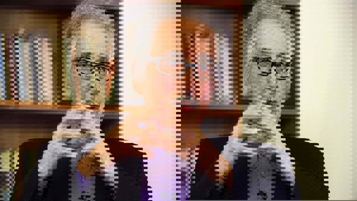 وفاة أبوالحسن بني صدر أول رئيس جمهورية بعد الثورة في إيران