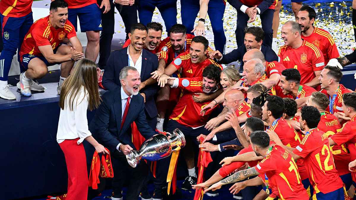 لحظة تتويج منتخب إسبانيا بكأس أوروبا وتعليق مثير من الشوالي (فيديو)