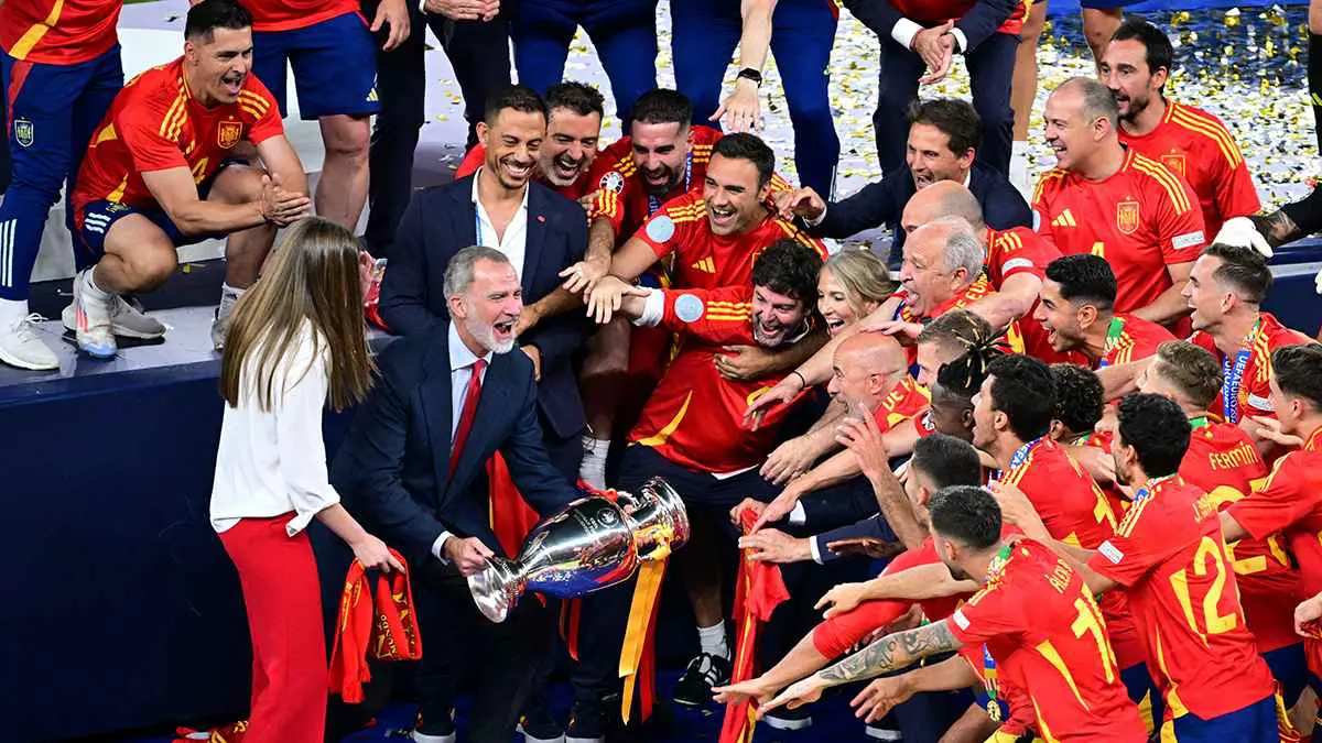 لحظة تتويج منتخب إسبانيا بكأس أوروبا وتعليق مثير من الشوالي (فيديو)