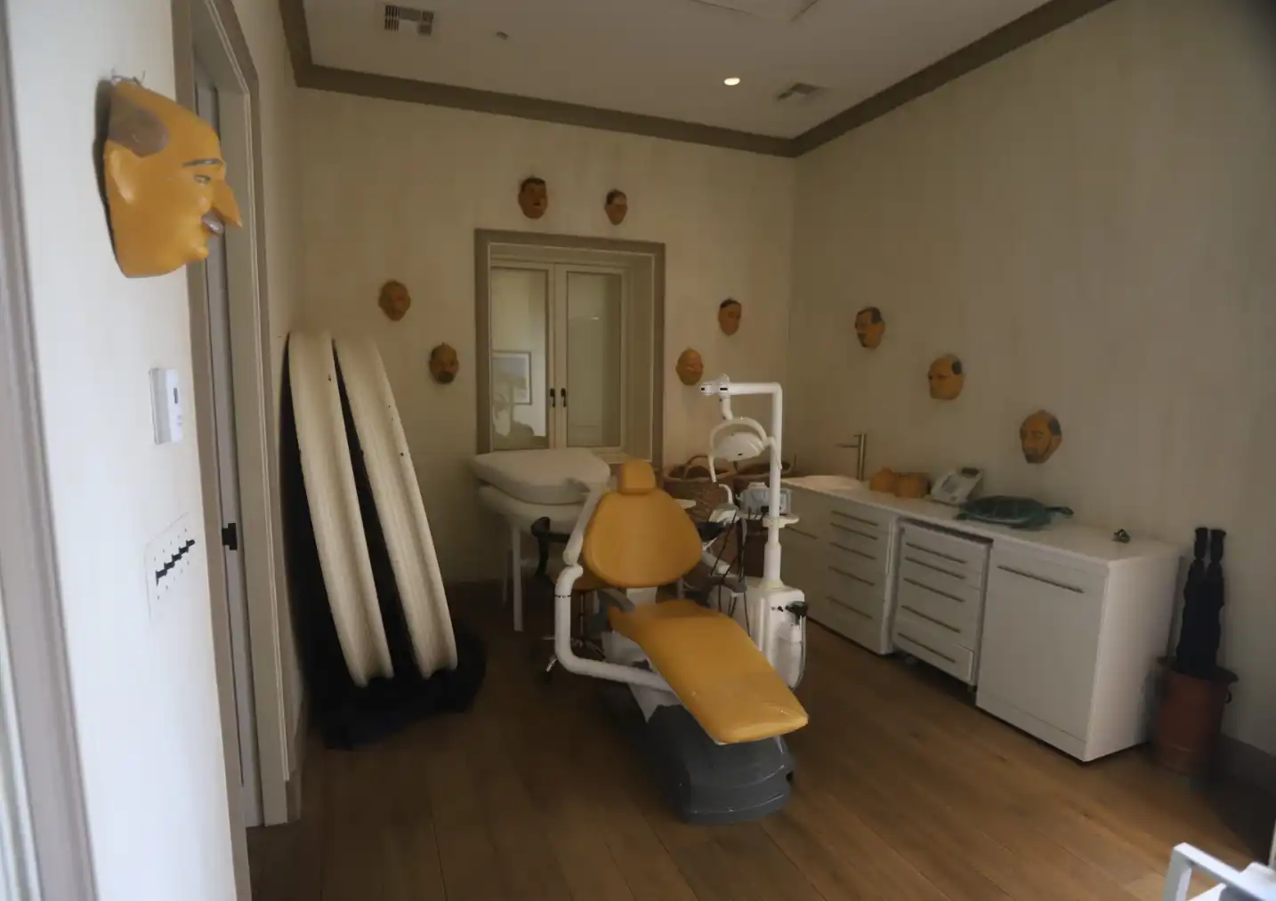 كرسي طبيبة الأسنان الوهمي