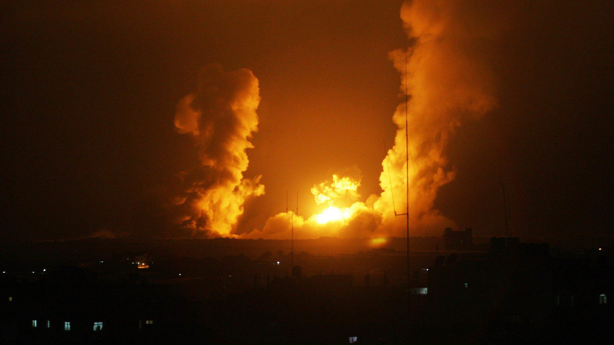 الاحتلال الإسرائيلي يهاجم موقعًا قرب الحدود مع قطاع غزة