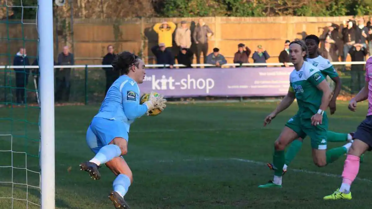 حارس مرمى يوجه لكمة قوية لمشجع في دوري الهواة الإنجليزي (فيديو)