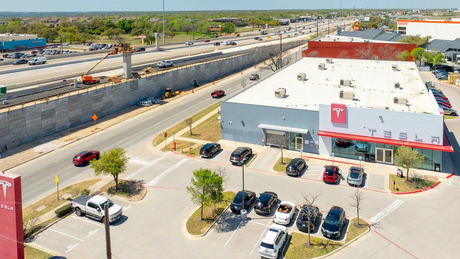 نائب فرنسي يطالب باتخاذ إجراءات شديدة ضد "تسلا" و"فيسبوك"