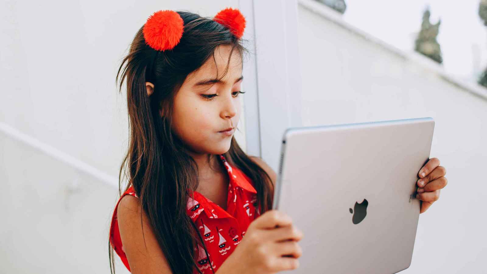 كيف تساعد طفلك على تقليل وقت الشاشة دون مشاكل؟