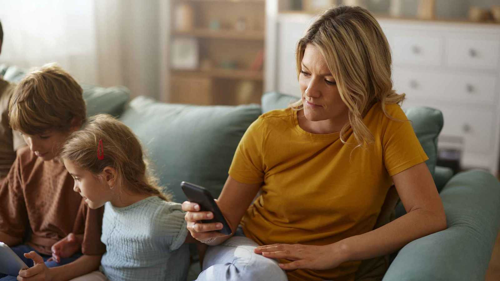 كيف تؤثر "مجموعات الأمهات" على واتساب في الصحة النفسية