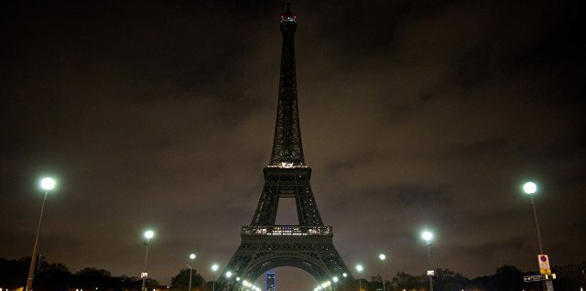 برج إيفل يضيء بألوان العلم المصري تضامنًا مع ضحايا هجوم سيناء