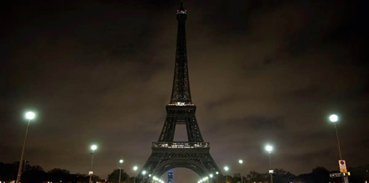 برج إيفل يضيء بألوان العلم المصري تضامنًا مع ضحايا هجوم سيناء