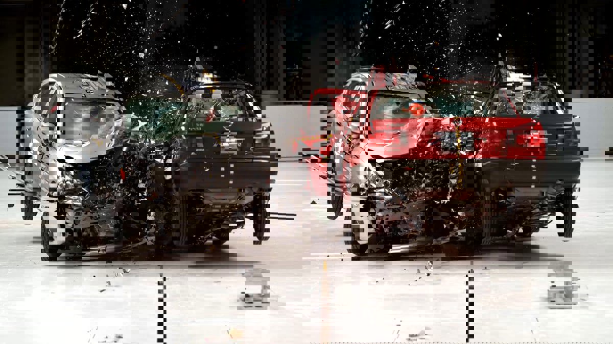 السيارات القديمة مقابل السيارات الحديثة.. أيهما أكثر أماناً في الحوادث؟