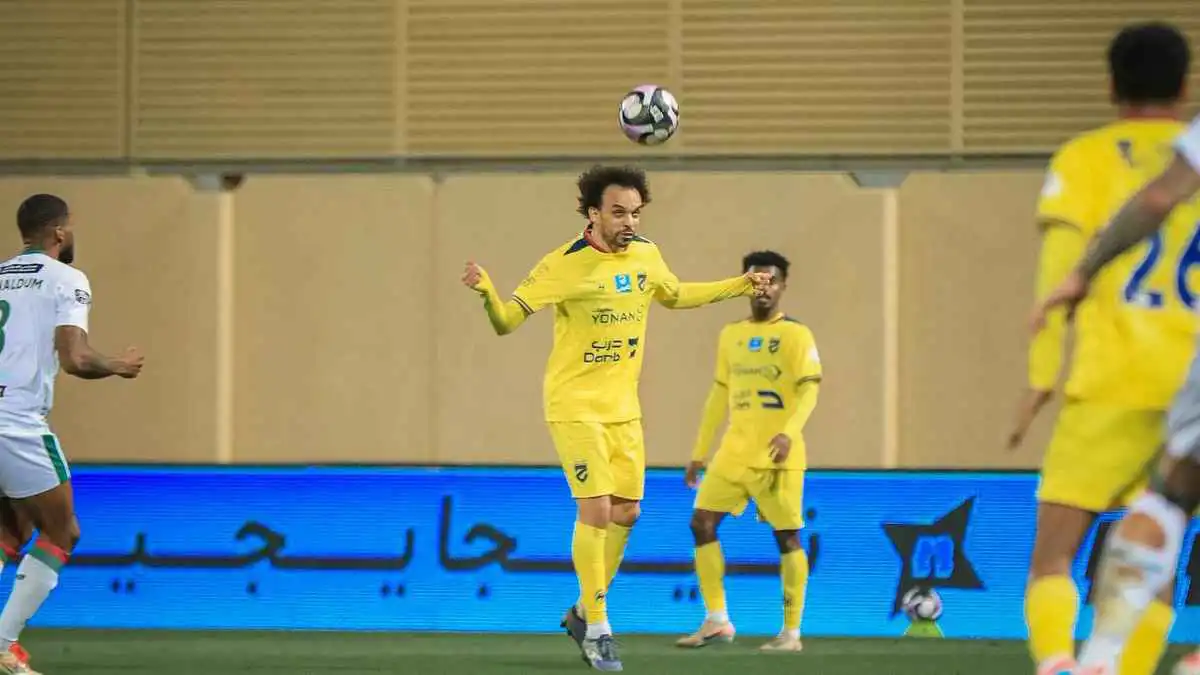 فابيو مارتينيز لحظة تسديد الكرة برأسه