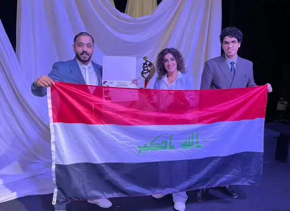 أفراد مسرحية "قمر أحمر"