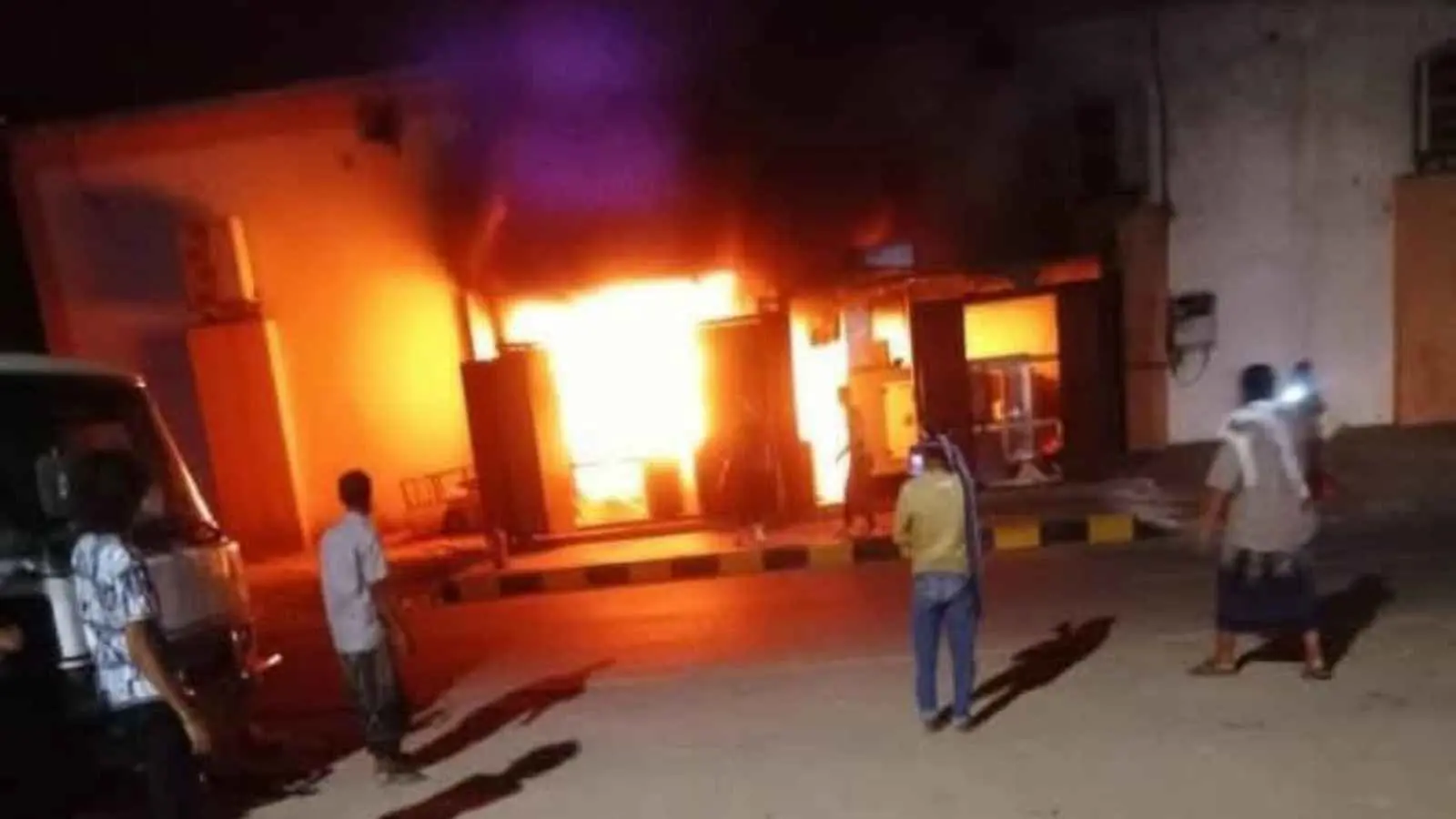 اليمن.. حريق هائل يلتهم صالة أفراح أثناء حفل زفاف (فيديو وصور)