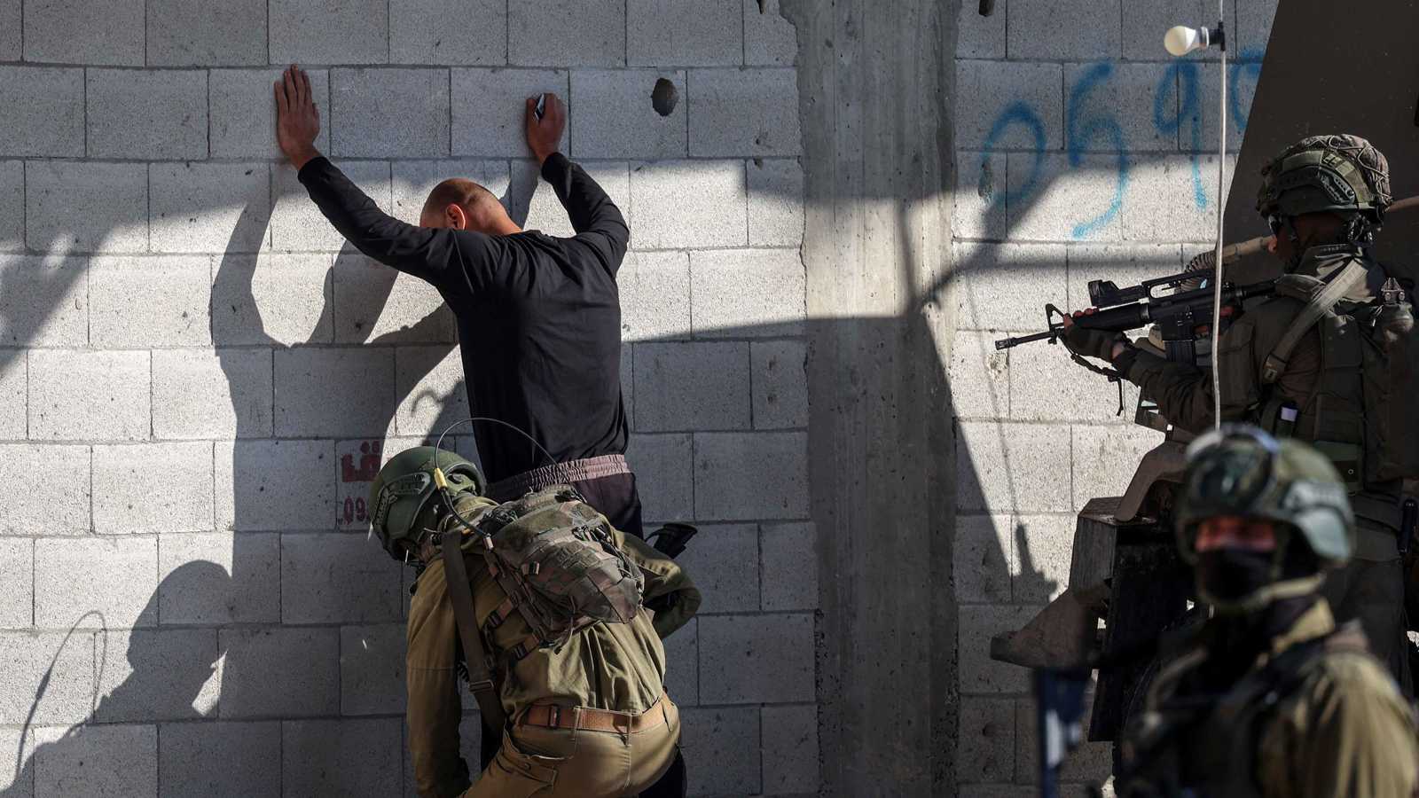 على امتداد الضفة الغربية.. إصابات واعتقالات باقتحامات إسرائيلية