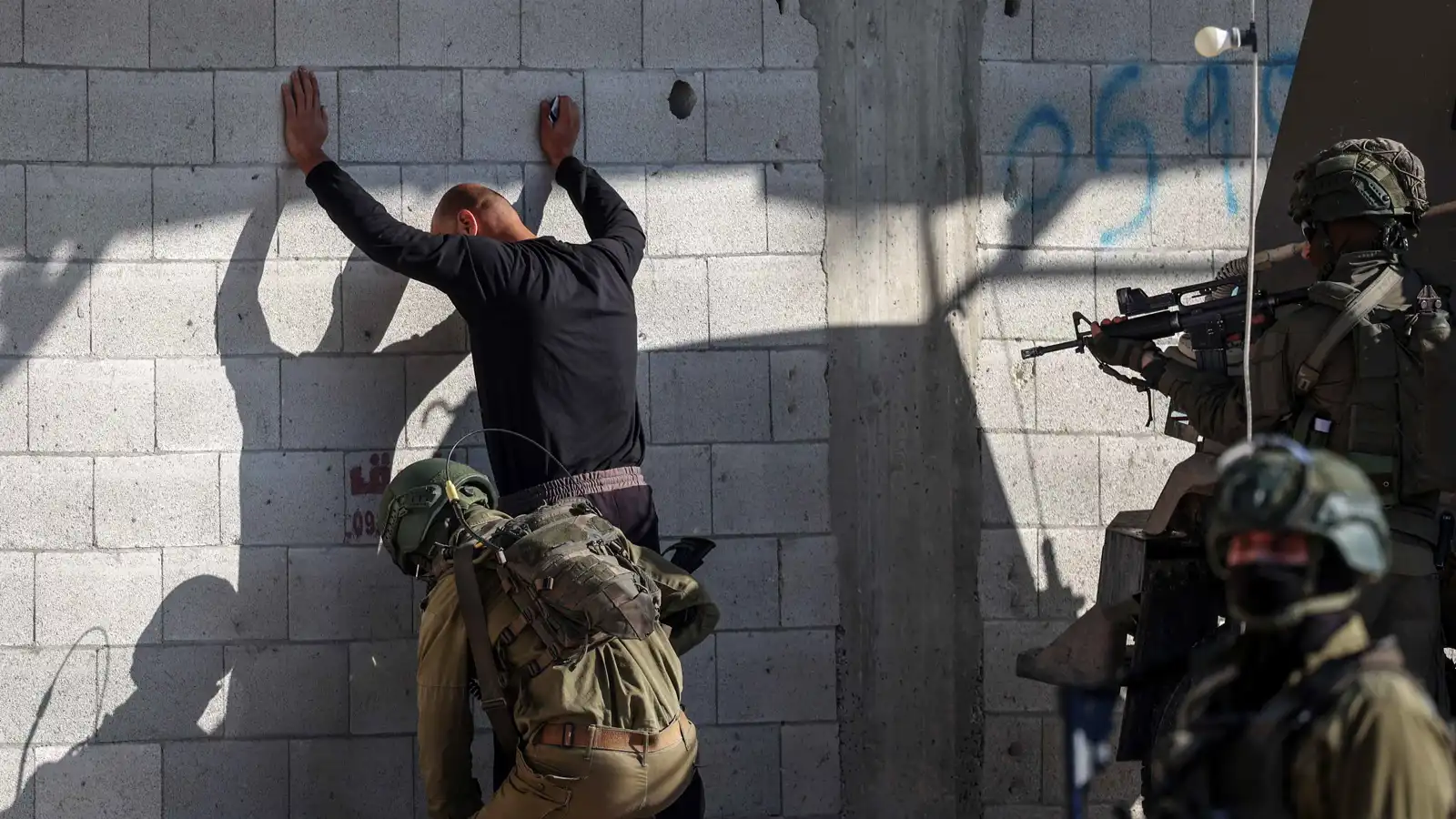 على امتداد الضفة الغربية.. إصابات واعتقالات باقتحامات إسرائيلية