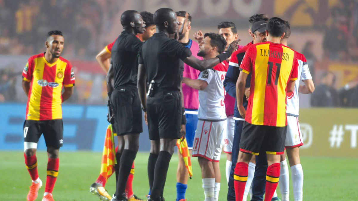 رئيس الوداد المغربي يتهم مسؤولين بمساومته بإكمال مباراة الترجي مقابل التتويج باللقب الموسم المقبل (فيديو)