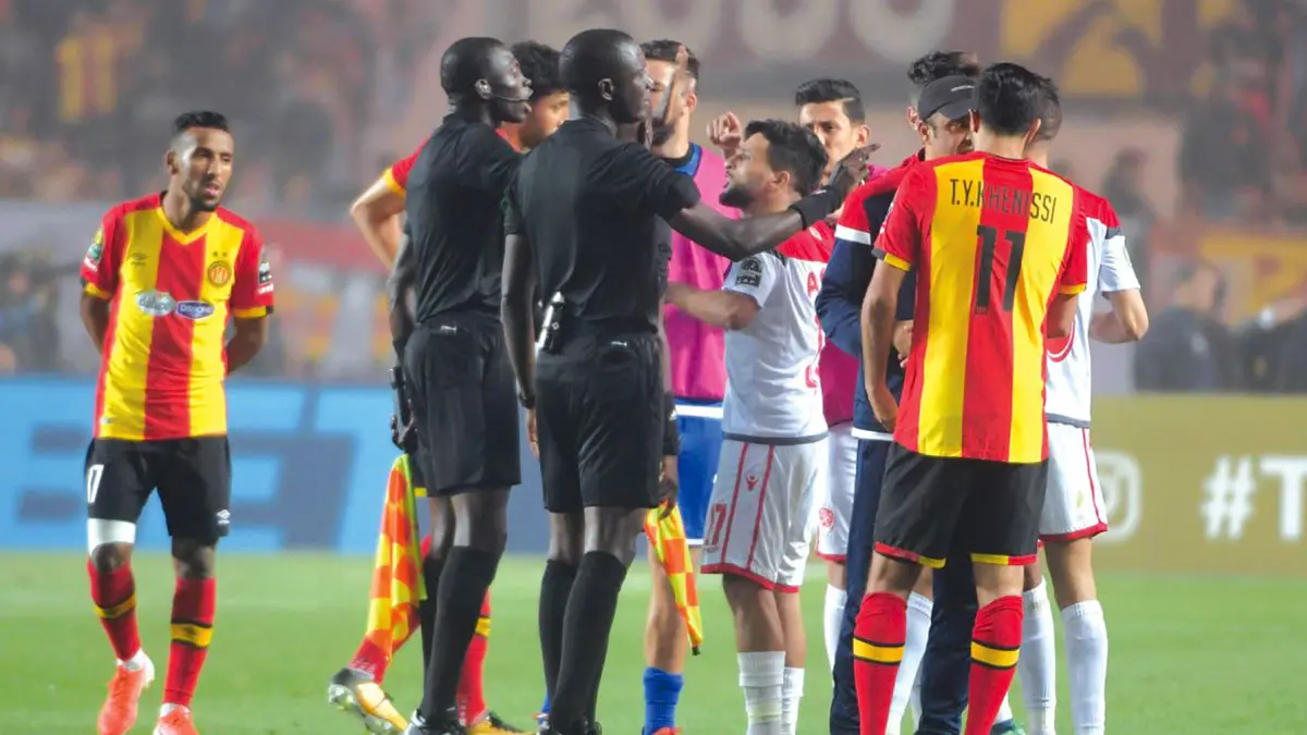 رئيس الوداد المغربي يتهم مسؤولين بمساومته بإكمال مباراة الترجي مقابل التتويج باللقب الموسم المقبل (فيديو)