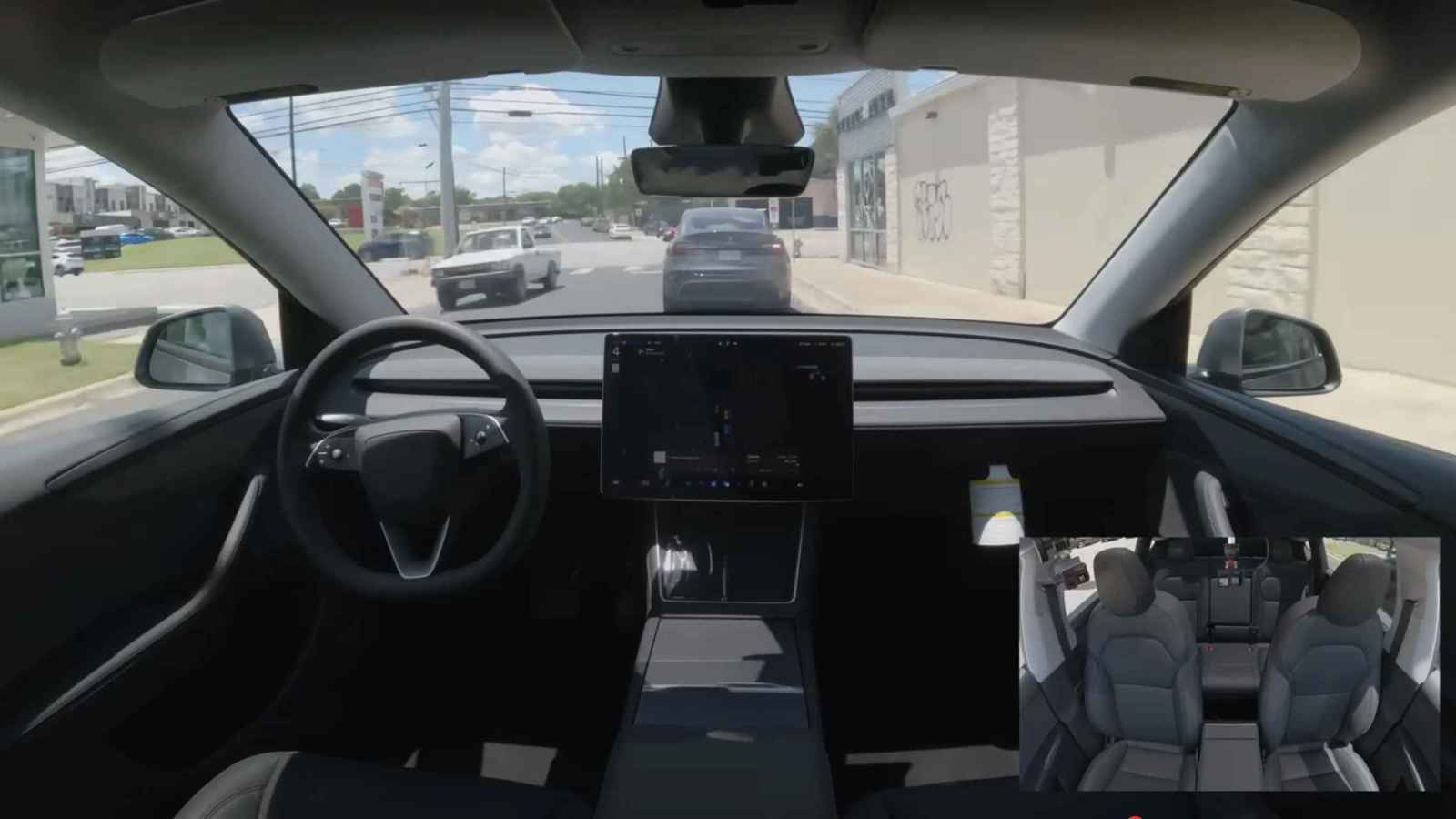 تسلا تُسلّم أول سيارة ذاتية القيادة إلى منزل مالكها (فيديو)