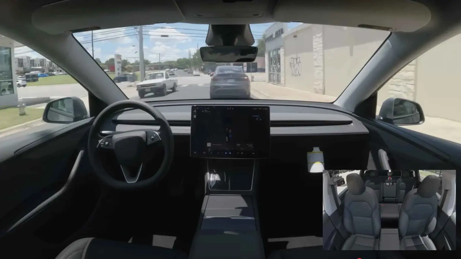 تسلا تُسلّم أول سيارة ذاتية القيادة إلى منزل مالكها (فيديو)