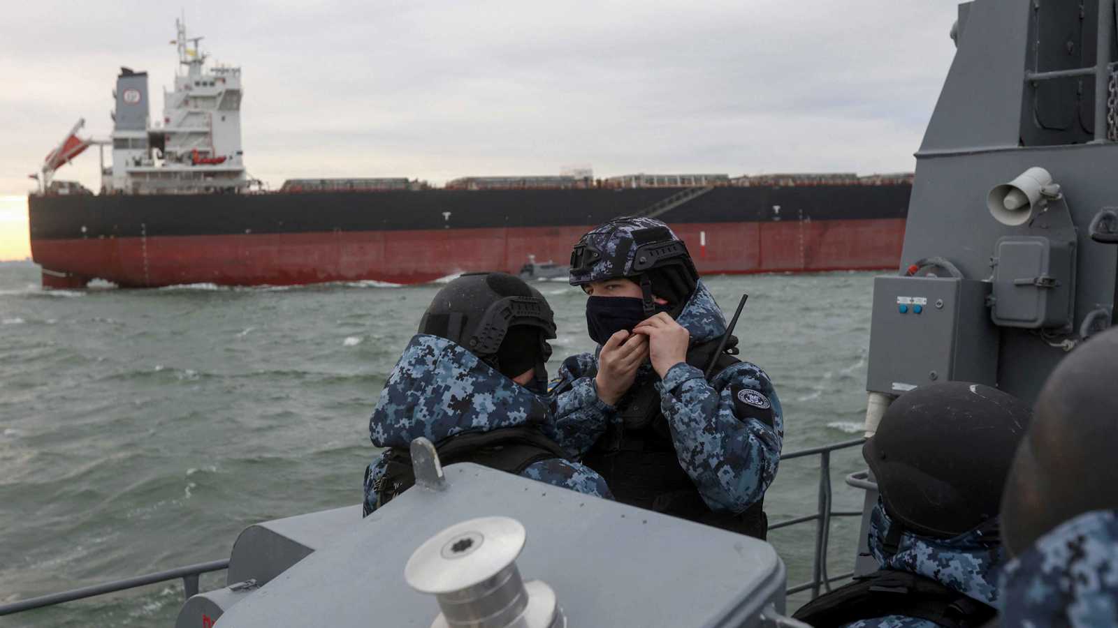 أوكرانيا تتهم روسيا بمهاجمة سفينتي شحن في البحر الأسود