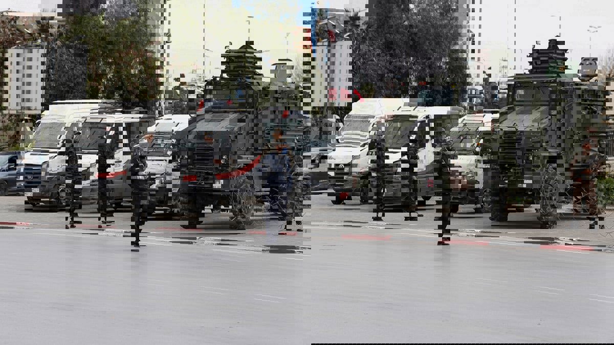 تونس.. الأمن يشتبك مع مشيعي شاب توفي خلال توقيفه