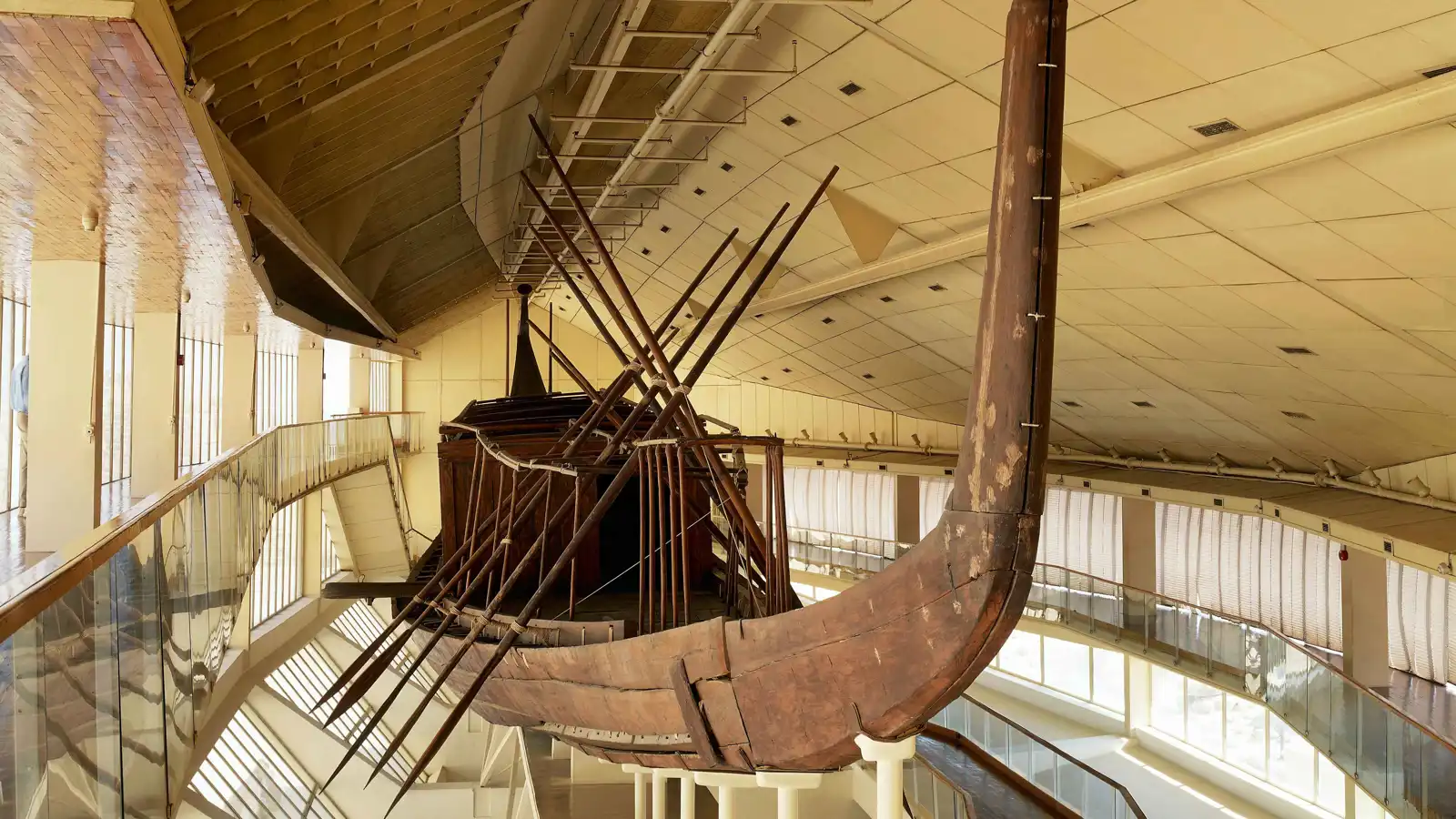 بعد آلاف السنين.. "مركب الملك خوفو" يطل على زائريه (صور)