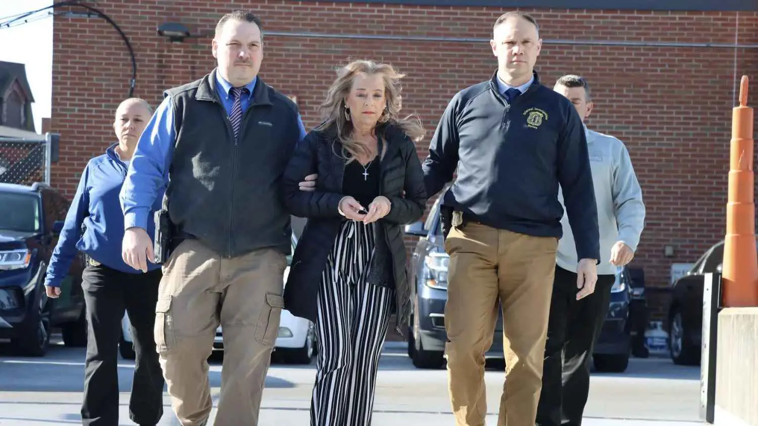 احتجزته 20 عاماً.. شاب يفتعل حريقاً لاستعادة حريته من زوجة والده (فيديو)