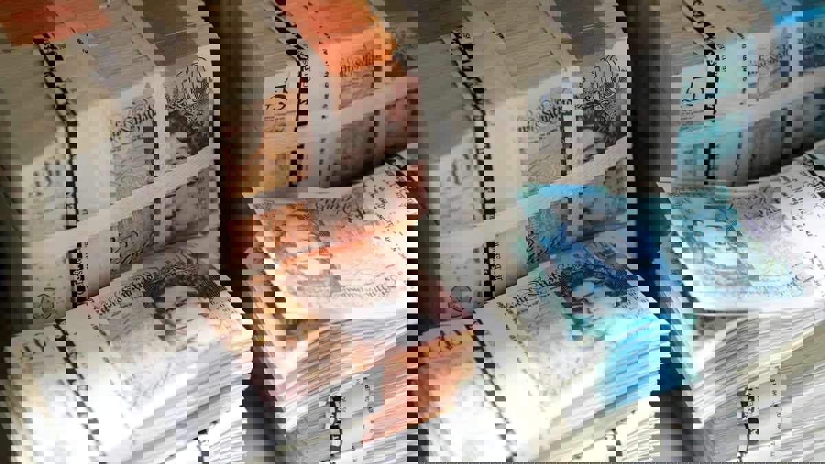 الجنيه الإسترليني يتراجع إلى ما دون 1.10 دولار للمرة الأولى منذ 37 عاما